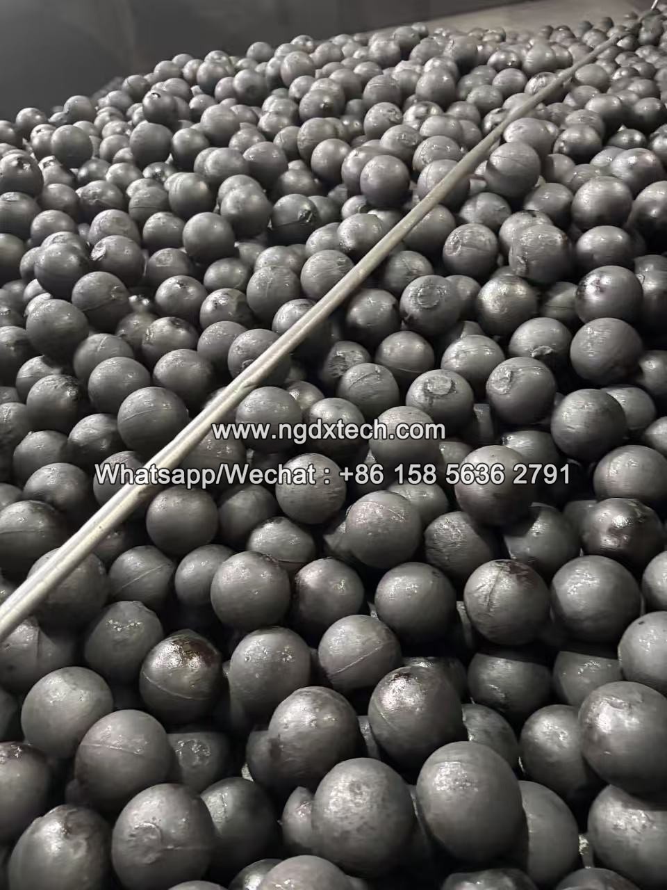 In the grinding operation, why shouldn't the large grinding balls in the ball mill exceed 70%.jpg